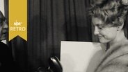 Schauspielerin Erni Mangold nimmt insel-Preis entgegen (1962)  