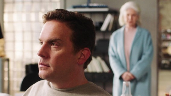 Ruben Mertens (Sebastian Bezzel) in einer Szene des Films "Einmal Sohn, immer Sohn".  