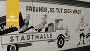 Bauzaun an der Stadthalle Braunschweig mit Werbung "Ferunde, es tut sich was" (1962)  