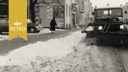 Schneepflug in Bremen (1963).  