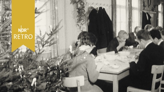 Flüchtlinge im Grenzdurchgangslager Friedland 1963 beim Weihnachtsessen.  