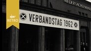 Niedersachsenhalle in Hannover mit Banner zum "Verbandstag 1962" des Raiffeisenverbands.  