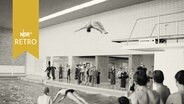 Junge Leute beim Springen vom 3-Meter-Turm und Startblock im neu eröffneten Celler Stadtbad 1963.  
