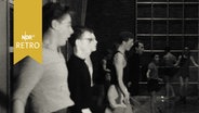 Jugendliche Sportler beim Seilspringen in der Halle (1963).  