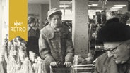 Kundinnen in einem Supermarkt 1963.  