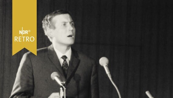 Der russische Dichter Jewgweni Jewtuschenko beim Vortrag im Hamburger Audimax 1963  