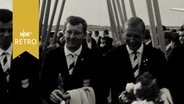 Ruder-Weltmeister 1962 laufen beim Empfang durch ein Spalier aus Rudern  