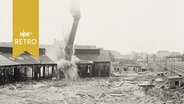 Fallender Schornstein einer Fabrik bei Sprengung 1962  