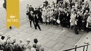 Zahlreiche Leute auf dem Gehsteig, die warten um Herzogin Viktoria Luise zum 70. zu gratulieren (1962)  