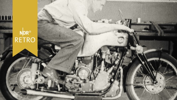 Wilhelm Herz im Labor auf seiner NSU-Maschine (1962).  