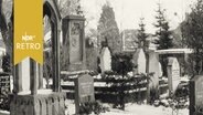 Blick über einen Friedhof im Winter 1963  