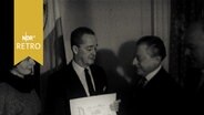 Robert F. Wagner, New Yorker Bürgermeister, überreicht Hans Schmidt-Isserstedt eine Urkunde (1963)  