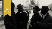Mehrere afrikanische Gewerkschaftsfunktionäre im Gespräch bei einer Führung im Hamburger Hafen 1963.  