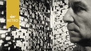 Zoltan Kemeny vor einem seiner Metallreliefs (1963)  
