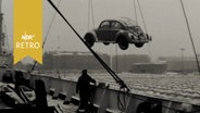 VW-Käfer bei der Verladung per Kran aufs Schiff in der Luft (1963)  