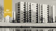 Hochhäuser der Neuen Vahr hinter einem Gewässer (1963)  
