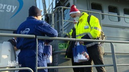 Die Seeleute freuen sich über die Geschenke. 