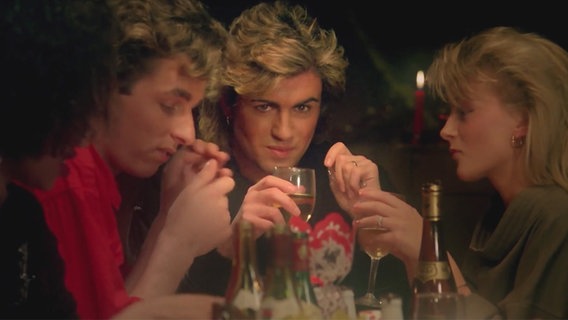 Szene aus dem Videoclip des Songs "Last Christmas" von Wham  