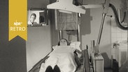 Patientin unter einem Bestrahlungsgerät in der Krebstherapie 1965  