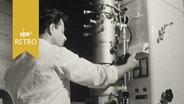 Wissenschaftler an einem Elektronenmikroskop 1965  
