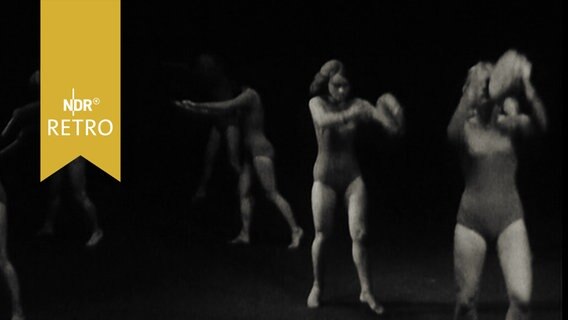 Fünf Frauen bei einer Gymnastik-Vorführung auf dem Niedersächsischen Landesturnfest 1965  