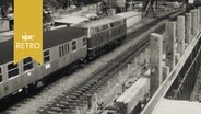 Personenzug passiert eine Brückenbaustelle in Oldenburg (1965)  