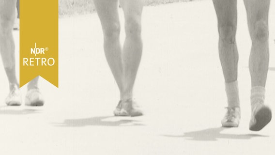 Beine von drei Gehern bei einem internationalen Wettbewerb in Braunschweig 1965  