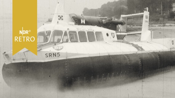 Luftkissenboot bei Präsentation auf einem Strand (1965)  