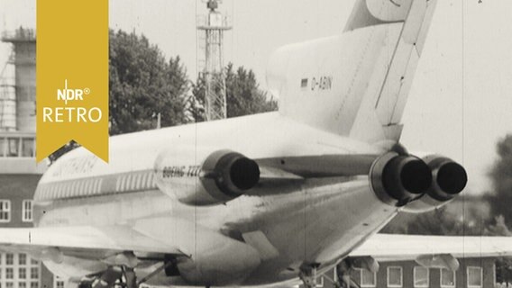 Passagierflugzeug der Lufthansa auf einem Rollfeld (1965)  