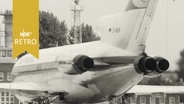 Passagierflugzeug der Lufthansa auf einem Rollfeld (1965)  