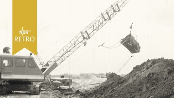 Bagger beim Aufschütten eines Deiches (1965)  