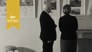 Besucher in einer Gemäldeausstellung 1965  