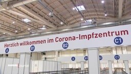 Der Eingang des Corona-Impfzentrums in Hamburg in den Messehallen. 