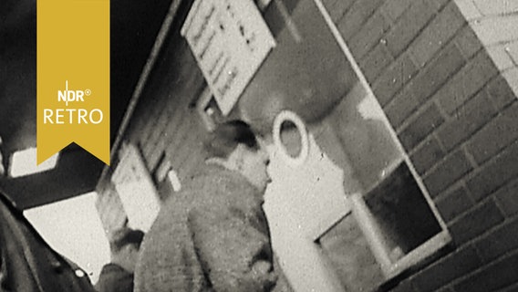 Mann an einem Kassenhäuschen am Fußballstadion (1965)  