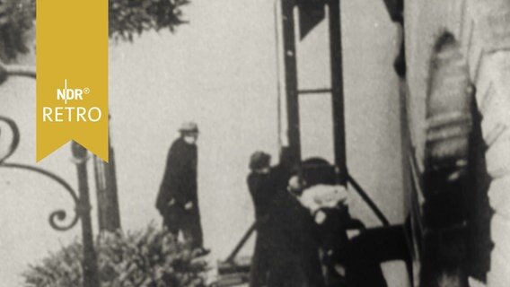 Foto einer Hinrichtung mit der Guillotine (von oben), vermutlich Ende 19. Jahrhundert  