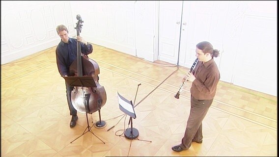 Zwei Studenten und Absolventen der Musikhochschule Lübeck musizieren. © NDR 