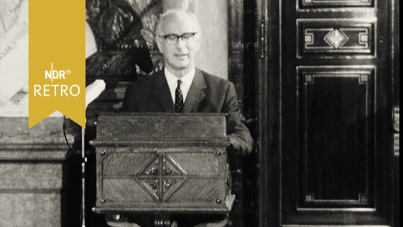 Paul Nevermann am Rednerpult bei Eröffnung des Übersee-Instituts  