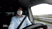 Lennart Asbach vom Deutschen Zentrum für Luft- und Raumfahrt aus Braunschweig bei einer Testfahrt mit einem autonom fahrenden Auto.  