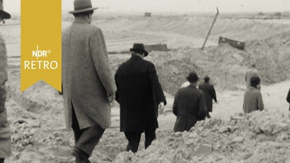 Mitglieder des Sonderausschusses der Hamburgischen Bürgerschaft besichtigen Deichbaustelle nach der Flutkatastrophe 1962  