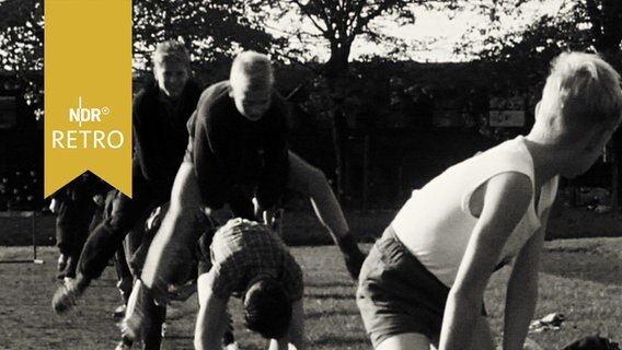 Jungendliche beim Bockspringen beim Jugendsporttreffen in Hannover 1962  