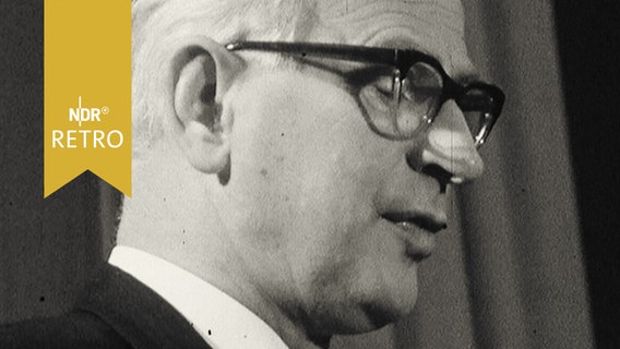 Hamburgs Erster Bürgermeister Paul Nevermann bei Ansprache zum 300jährigen Jubiläum der Handelskammer Hamburg 1965  