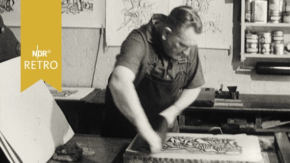 Drucker zieht eine Lithographie von Heinrich Stegemann ab (1965)  