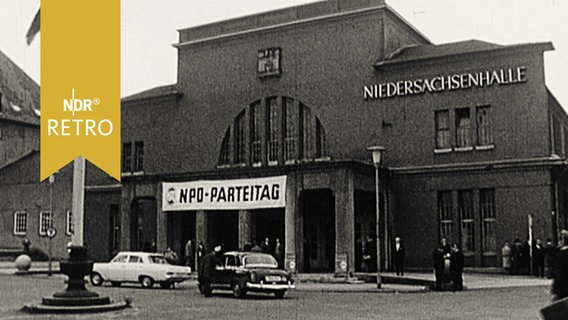 Niedersachsenhalle in Hannover (außen) mit Transparent zum NPD-Parteitag 1965  