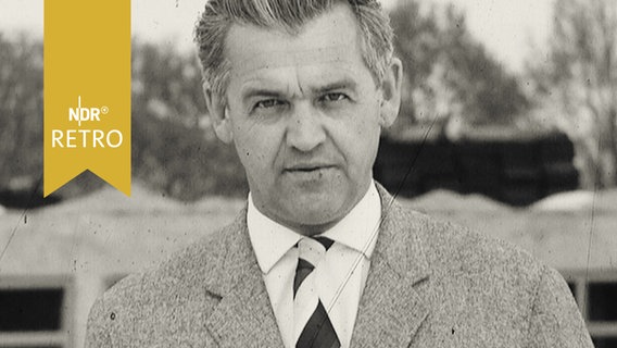 Niedersächsischer Wirtschaftminister Karl Möller in seinem Sägewerk (1965)  