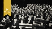 Blick vom Rednerpult aufs Auditorium einer Lehrerversammlung in einem Saal (1965)  