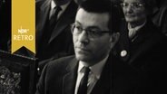 Peter Weiss im Publikum bei der Verleihung der Lessing-Medaille 1965 an ihn  