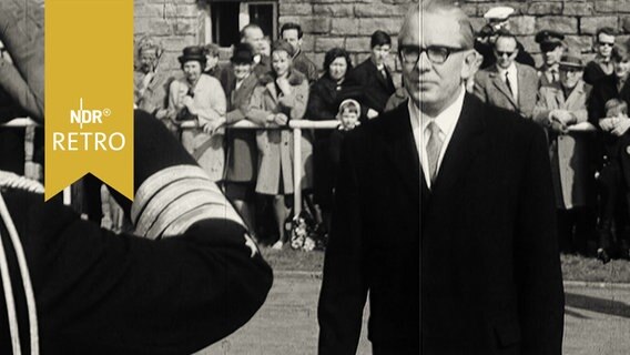 Bundesverteidigungsminister Kai-Uwe von Hassel beim Truppenbesuch (1965)  