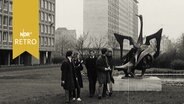 Jugendliche betrachten Skulptur "Schwäne" vor den Grindelhochhäusern in Hamburg (1965)  