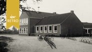 Fahrradständer vor einem Schulgebäude in Aurich 1965  