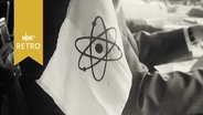 Flagge mit Symbol der EURATOM auf einem Konferenztisch (1965)  